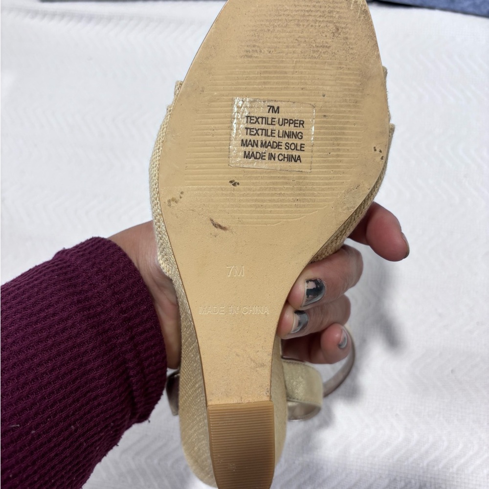 Lilly Pulitzer Gold Heels with Tan Bow - Picture 9 of 13